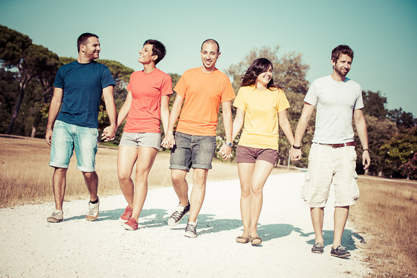 Grupo de caminar juntos al aire libre
 - Foto, Imagen