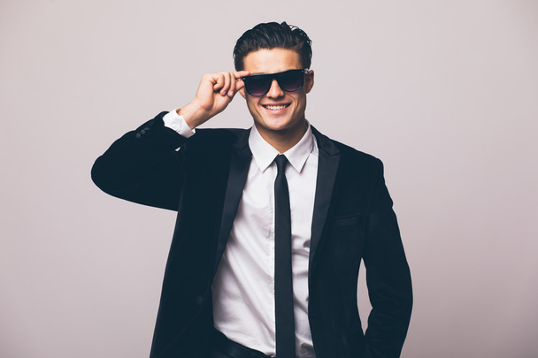 Joven hombre de negocios en traje - Foto, Imagen