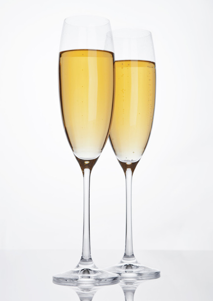 Copas de champán espumoso con burbujas blancas
 - Foto, imagen
