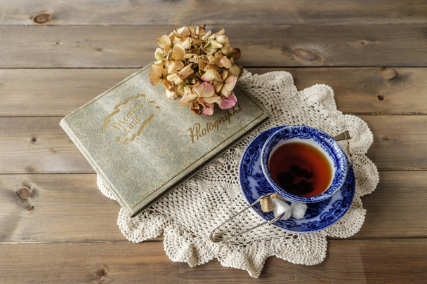 Antika Kupası ve dantel kumaş üzerine çay fincan tabağı - Fotoğraf, Görsel