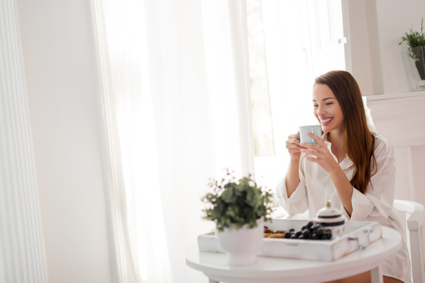 Bella donna godendo di tè del mattino
 - Foto, immagini