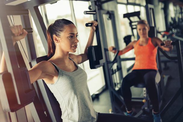Women working out in gym - Foto, afbeelding
