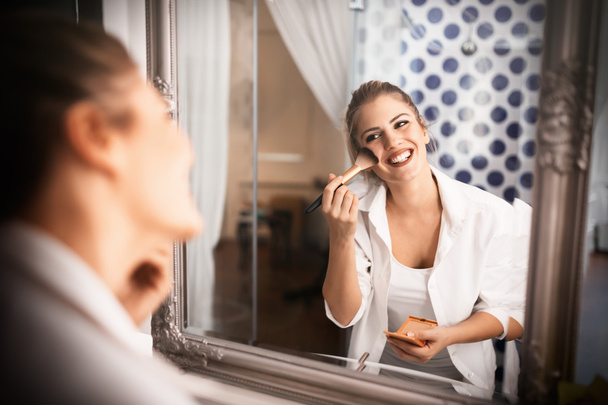 Beautiful woman applying makeup - Zdjęcie, obraz