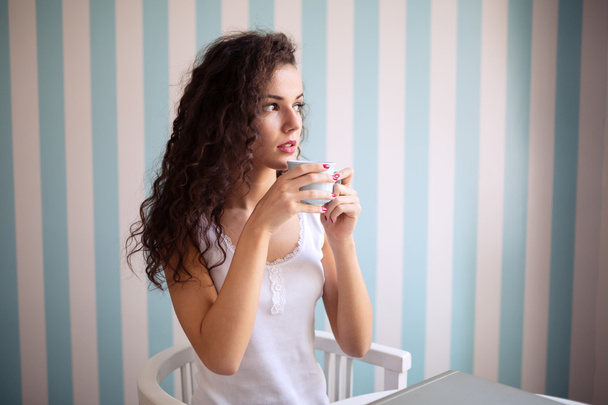 Beautiful woman  drinking coffee - Φωτογραφία, εικόνα