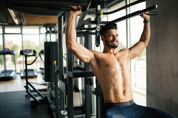 Bodybuilder working out in gym - Zdjęcie, obraz