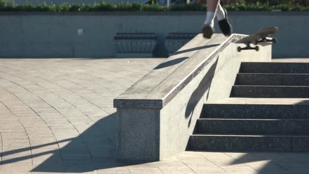 Voeten van guy op skateboard. - Video