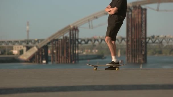 Skateboarder mit verschränkten Armen. - Filmmaterial, Video