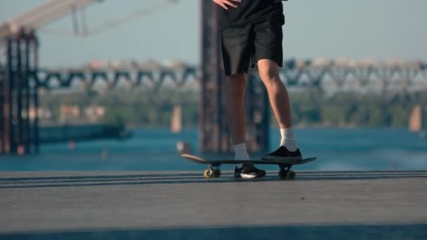 Nohou stojící na skateboard. - Záběry, video