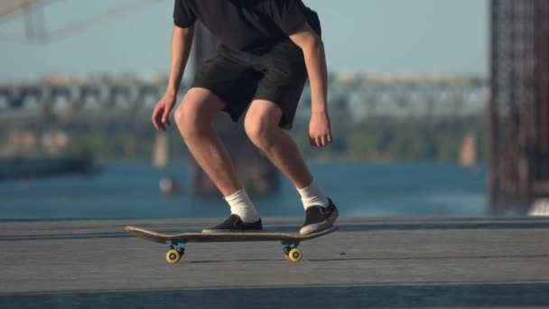 Skater robi trick w slow-mo. - Materiał filmowy, wideo