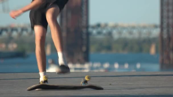 piernas realizando un truco de skate. - Imágenes, Vídeo