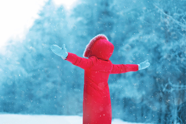 Winter season is open! Abstract silhouette of woman enjoys winte - Foto, afbeelding