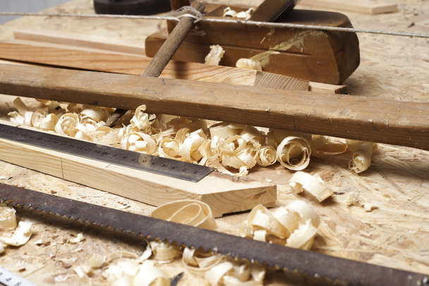 carpintero de trabajo, martillo, medidor y destornillador en la construcción
  - Foto, Imagen