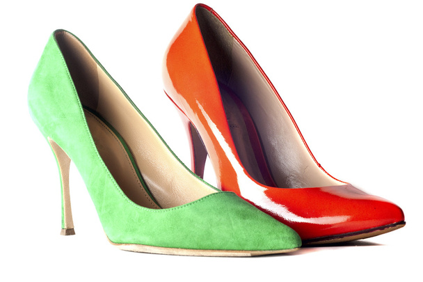 sapatos femininos brilhantes e multicoloridos em saltos altos
 - Foto, Imagem