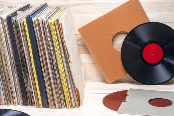 Vinyl records collectie doorbladeren. Achtergrond muziek. Kopiëren van ruimte - Foto, afbeelding