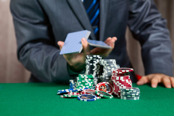 Casino-werknemer schuifelen van de kaarten - Foto, afbeelding