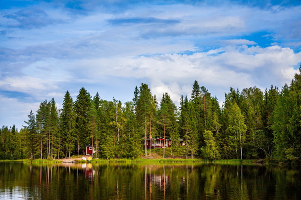 Casa de madeira vermelha junto ao lago
 - Foto, Imagem