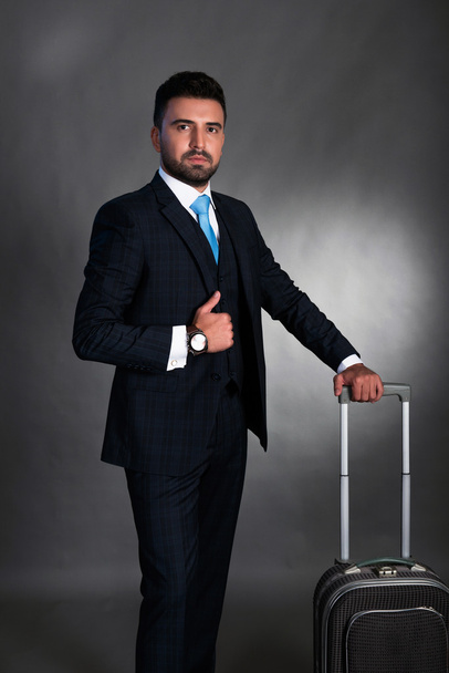 Бизнесмен с чемоданом - Фото, изображение