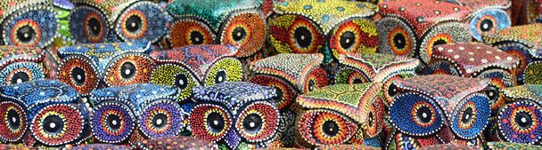 typische Souvenirs und Kunsthandwerk von Bali auf dem berühmten Ubud-Markt - Foto, Bild
