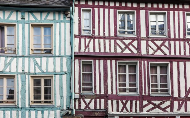 façades colorées de deux vieilles maisons
  - Photo, image