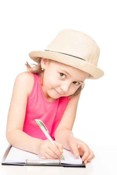 peuter meisje dragen van een hoed op de tabel wordt getekend in een nee - Foto, afbeelding