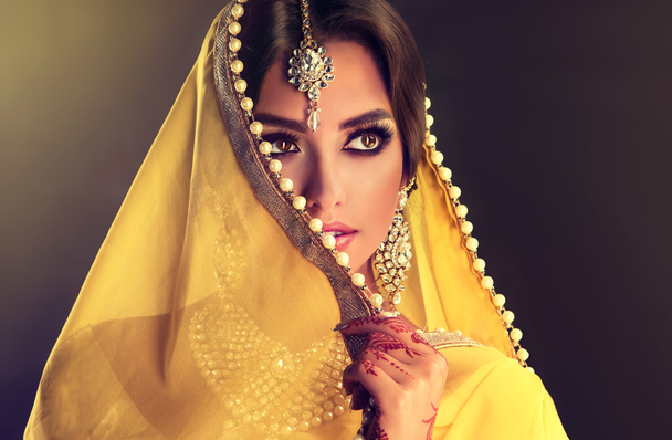 Portret pięknej indyjskiej dziewczyny .  - Zdjęcie, obraz