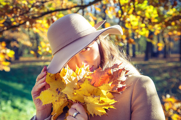 Woman in autumn park. - Foto, Imagen
