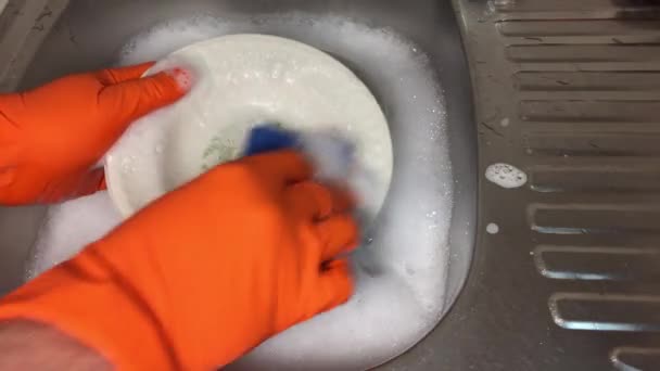 A férfi mossa az ételek - Felvétel, videó