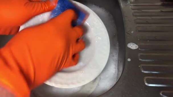 Ένας άνθρωπος που πλένει τα πιάτα - Πλάνα, βίντεο