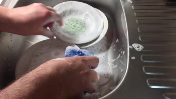 Чоловік миє посуд
 - Кадри, відео
