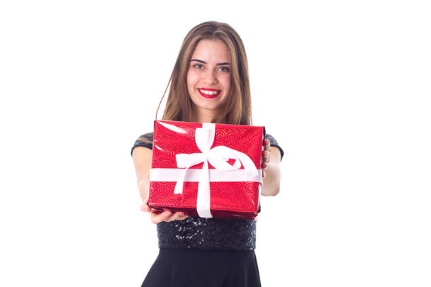 Mujer joven mostrando un regalo
 - Foto, imagen