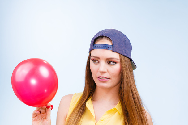 Teenage girl with red balloon. - 写真・画像
