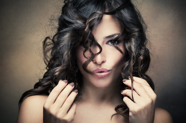Brunette nainen kiiltävät hiukset
 - Valokuva, kuva