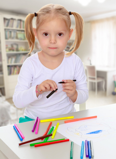 The girl draws with markers - Foto, imagen