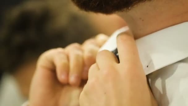 Man putting on neck tie - Πλάνα, βίντεο