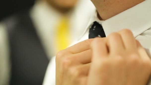 Мужчина надевает галстук - Кадры, видео