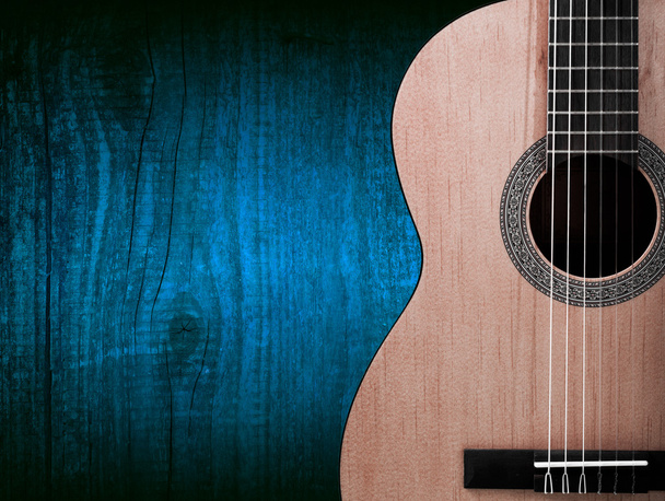 Parte di una chitarra acustica arancione su sfondo di legno
. - Foto, immagini