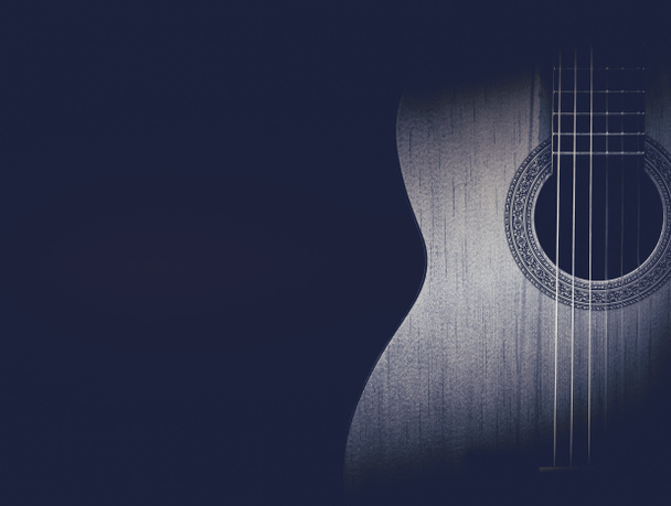Parte de uma guitarra acústica azul sobre fundo preto
. - Foto, Imagem