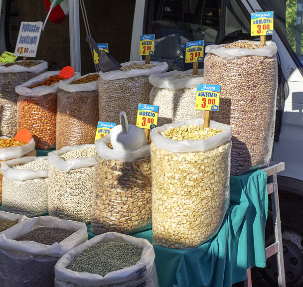 variedad de verduras en el mercado
 - Foto, Imagen