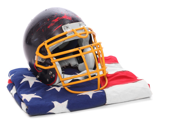 Casco de fútbol viejo rayado en una bandera americana
. - Foto, Imagen