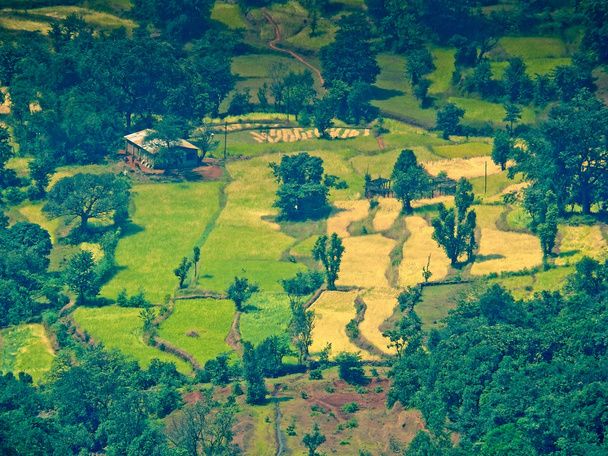 Vista superior de una tierra agrícola y pueblo, vista desde la mesa, Mahabaleshwar, satara, Maharasthra, India
 - Foto, Imagen