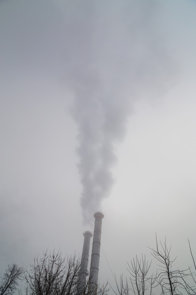 重い煙や蒸気供給の石炭工場から吐き出した - 写真・画像