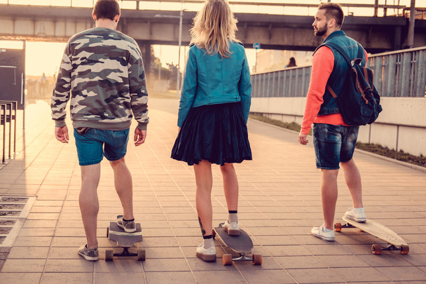 Drie skateboarders uit de terug rijden  - Foto, afbeelding