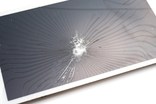 kırık ekran beyaz zemin üzerinde bir akıllı telefon - Fotoğraf, Görsel