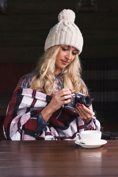 Giovane donna attraente nel caffè con macchina fotografica
 - Foto, immagini