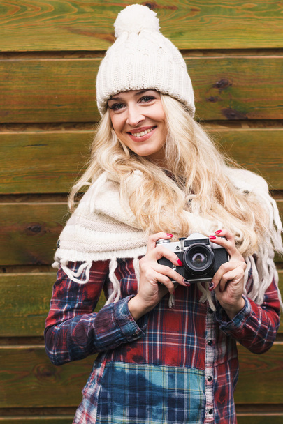 Jovem mulher atraente no café com câmera
 - Foto, Imagem