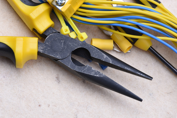 Elektrik pense ve kabloları - Fotoğraf, Görsel