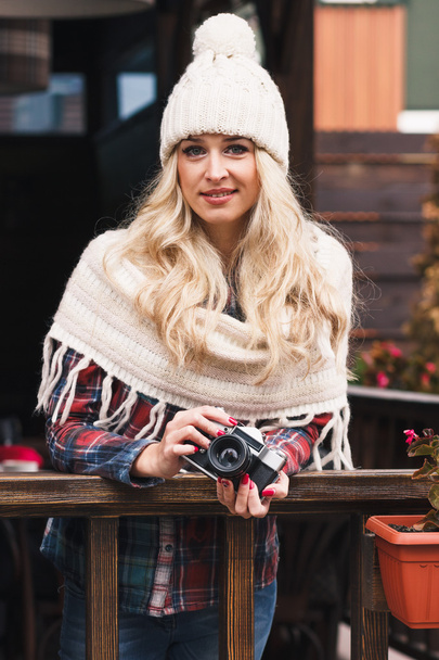 Молодая привлекательная женщина в кафе с камерой
 - Фото, изображение
