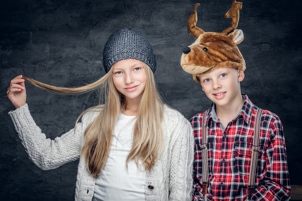 Ragazza e ragazzo carino in cappelli di Natale
 - Foto, immagini