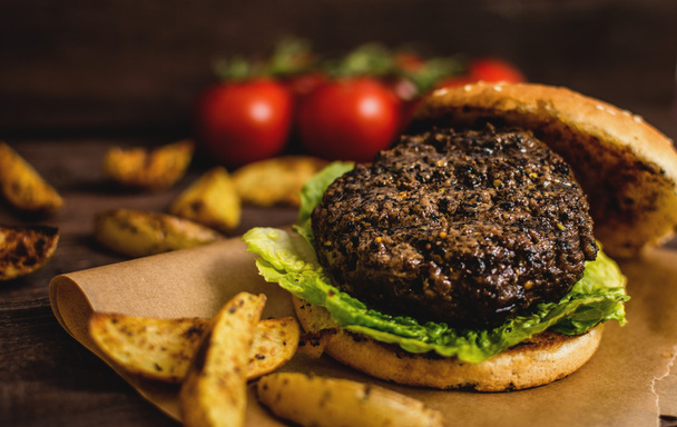 Гамбургер с жареной говядиной
 - Фото, изображение