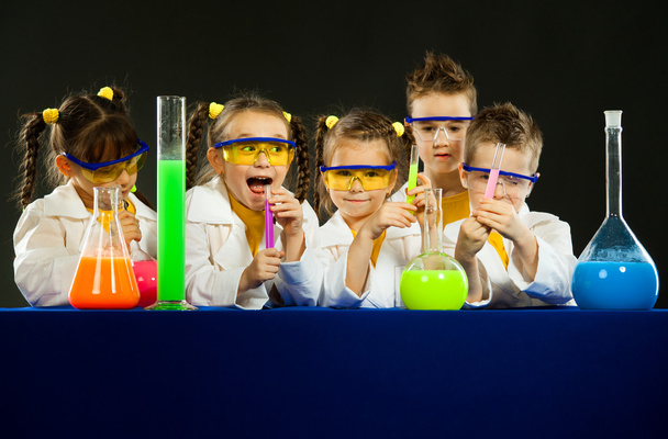 Niños graciosos en el laboratorio. Ciencia y educación en laboratorio
 - Foto, Imagen